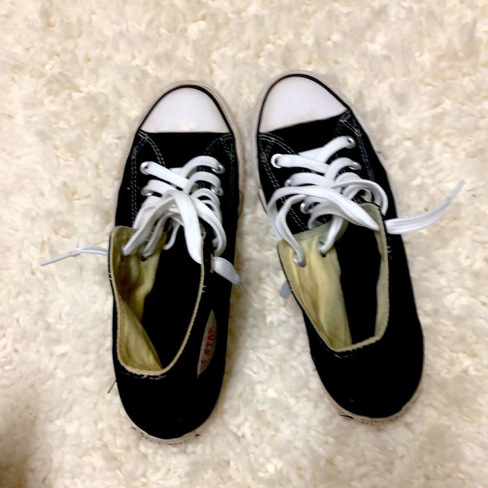 Adorable black high top converse!
